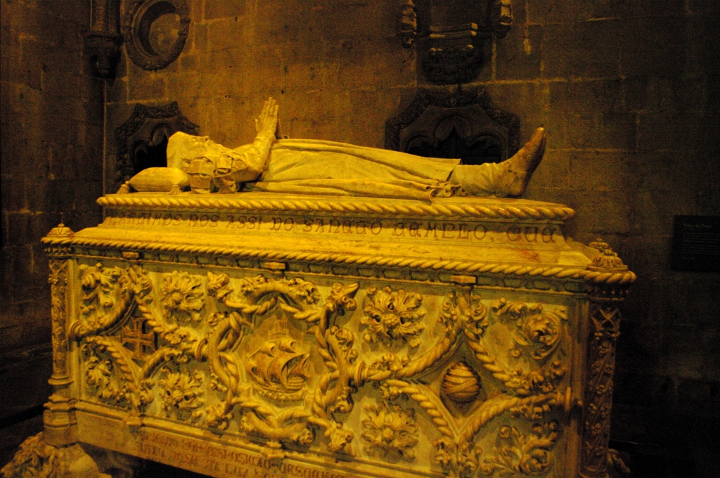 Надгробие Васко да Гамы в храме монастыря Жиронимуш.