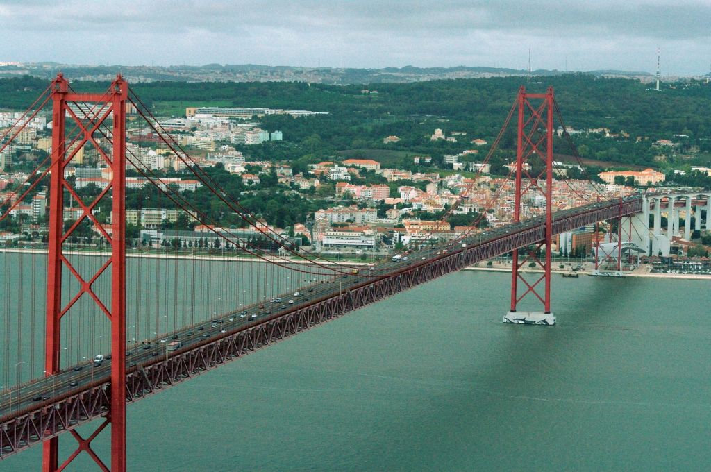 Вид на мост 25 апреля. Фотография сделана от