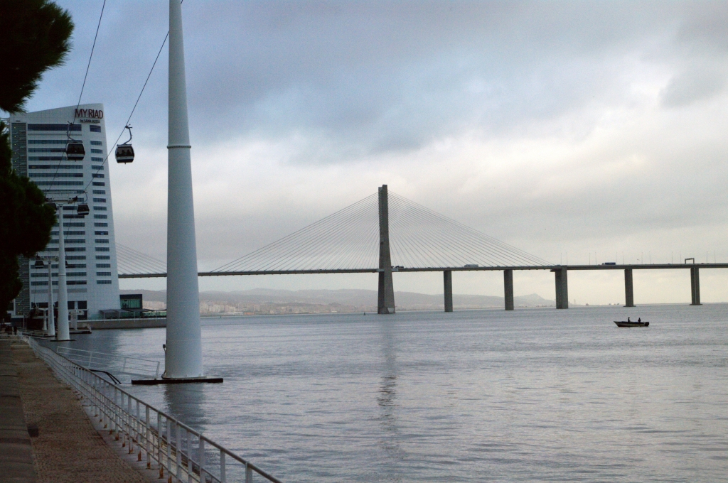 Фрагмент одного из двух лиссабонских мостов через реку