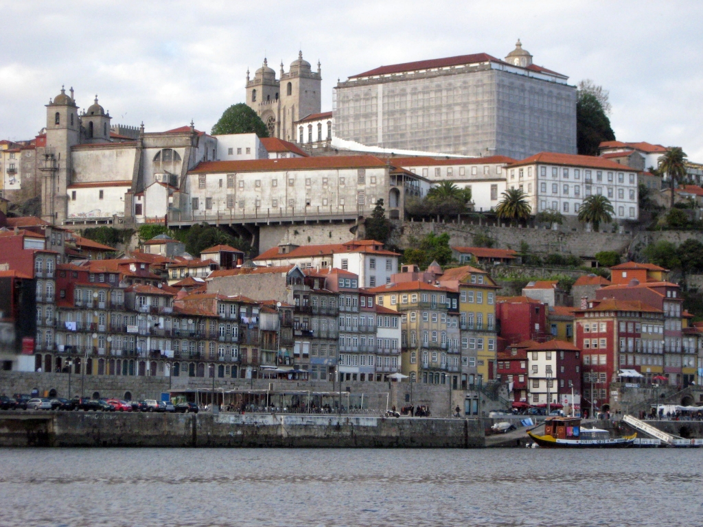 Вид на город Порту с реки.