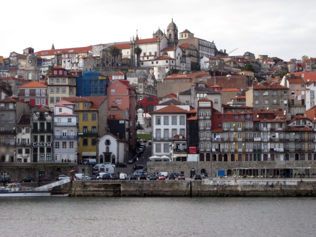 Вид с реки на район Рибейра города Порту.