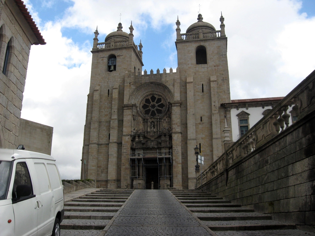 Главный фасад Кафедрального собора города Порту.