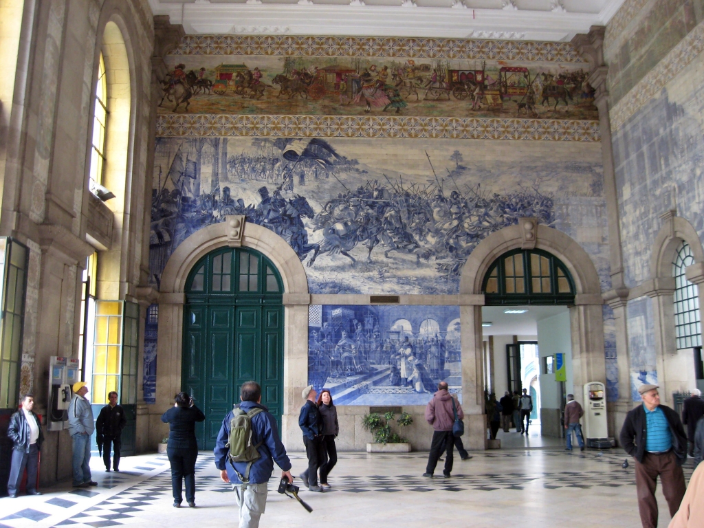 Интерьер здания вокзала Сан-Бенту.