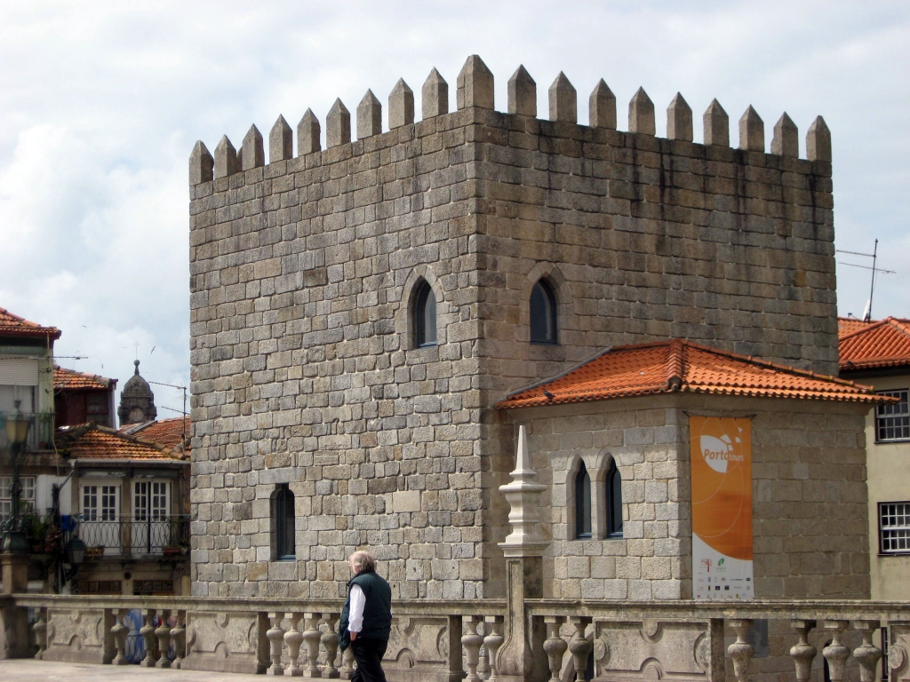 Одна из башен крепостной стены города Порту.