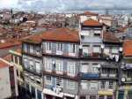 Украшенные азулежу фасады домов города Порту.