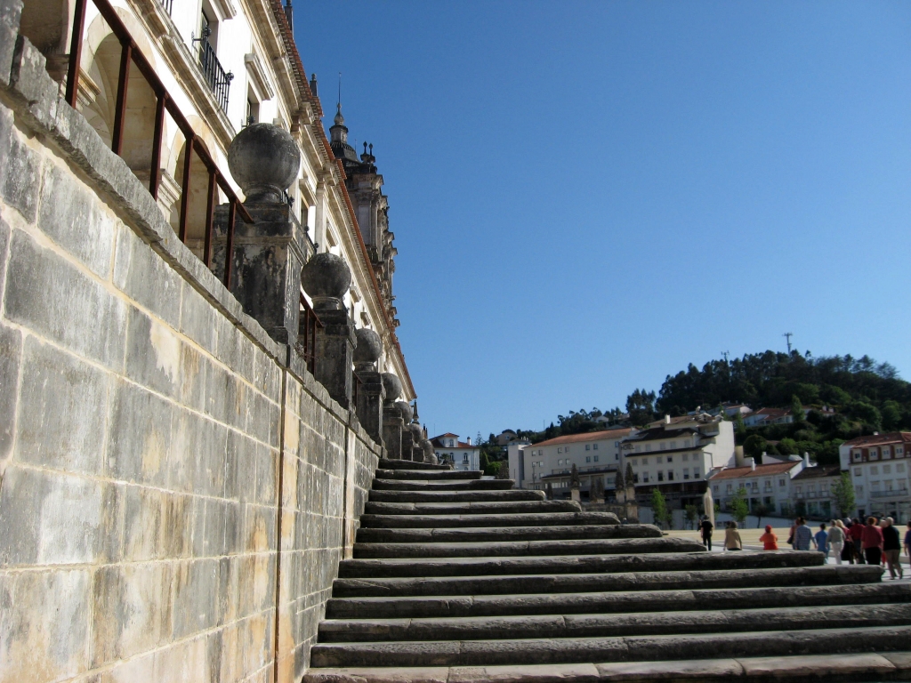 Лестница перед входом в монастырь в Алькобасе.