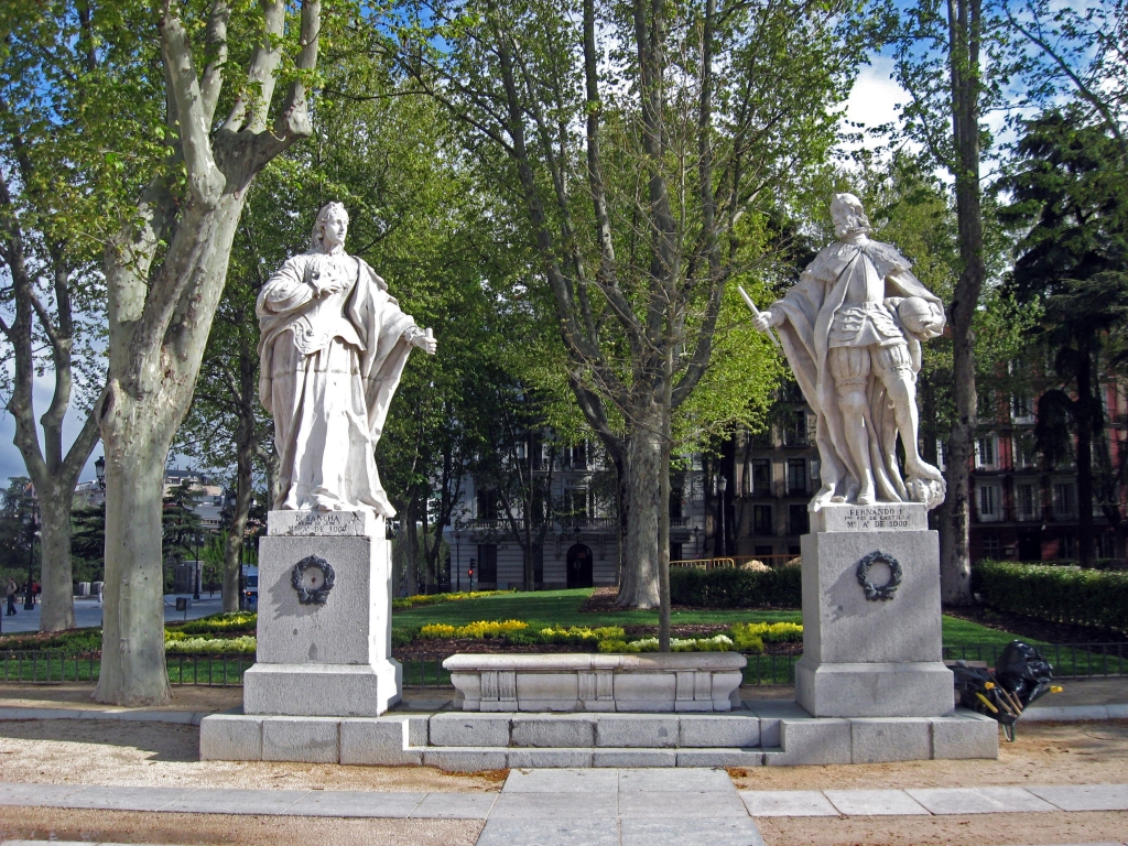 Мадрид. Памятники Фердинанду I (справа) и его жене
