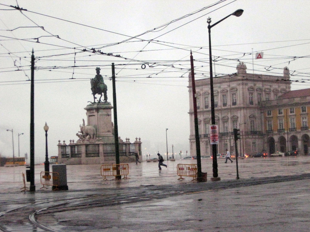 Редкий случай для Лиссабона - дождь на площади