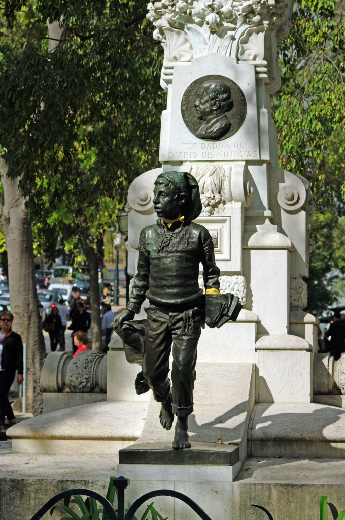 Лиссабон. Памятник основателю газеты "Диариу де Нотисиаш" Эдуарду