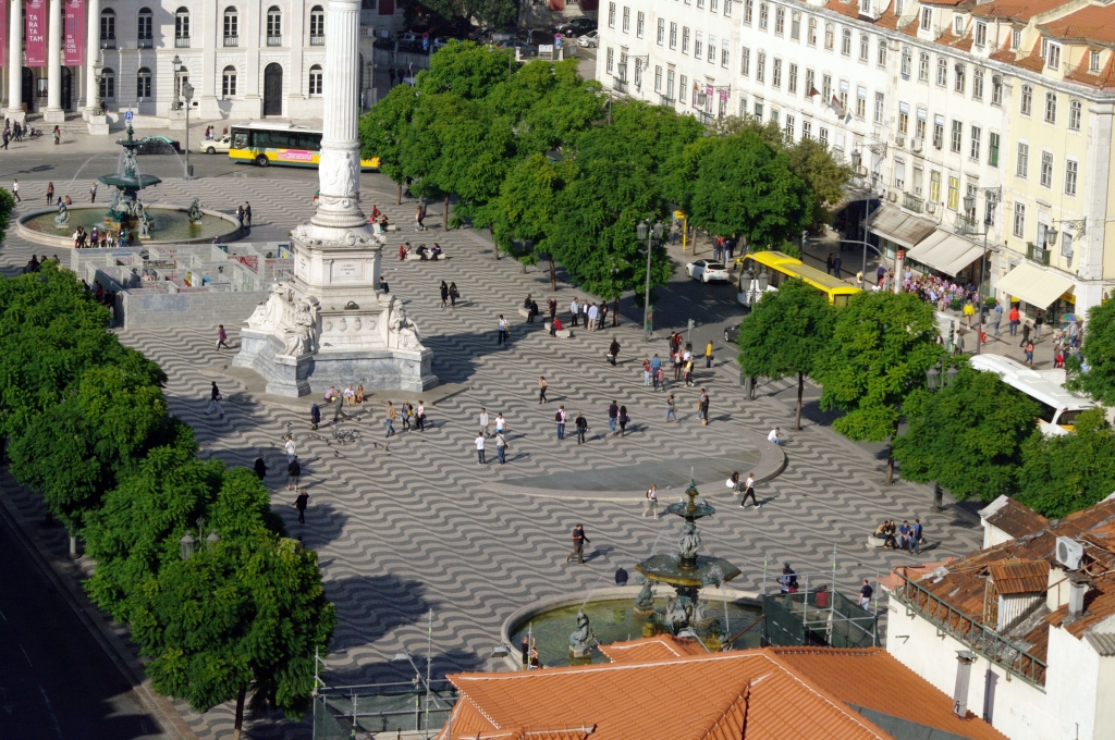 Португальская особенность - мостовая калсада португеза на площади