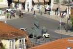 Король Жуан I, разгуливающий по лиссабонским крышам.