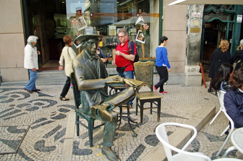 Памятник Фернандо Пессоа перед кафе "Бразилейра".