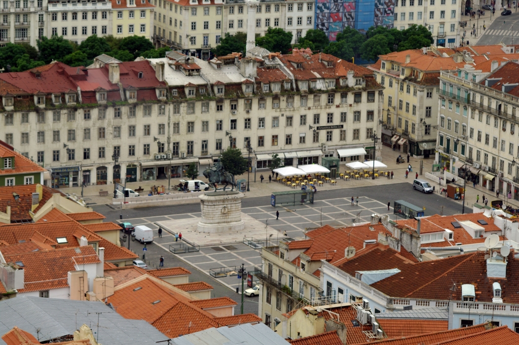 Площадь Фигейра в Лиссабоне с памятником королю Жуану