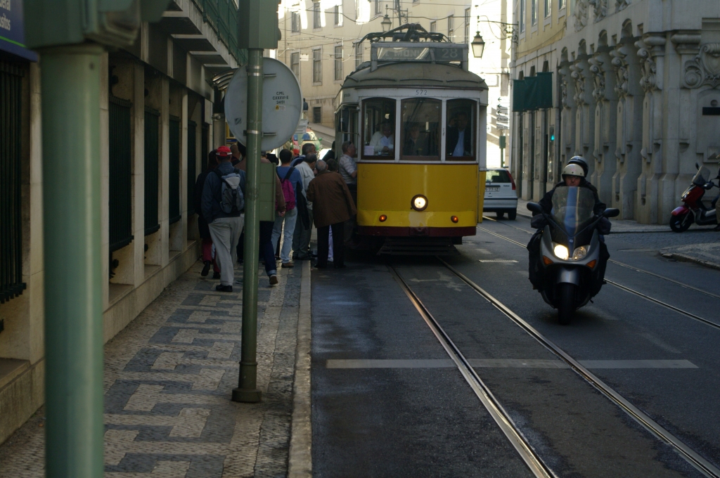 Лиссабонский трамвай - это весело. Туристы, на штурм!