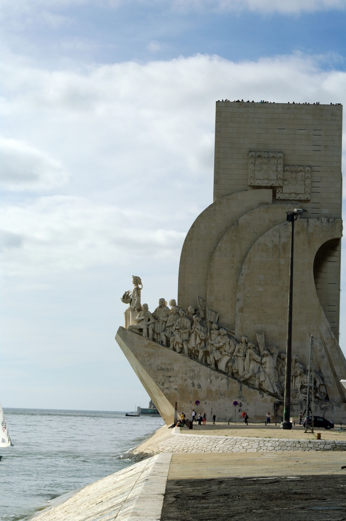 Памятник португальским первооткрывателям. Фигура Васко да Гама третья