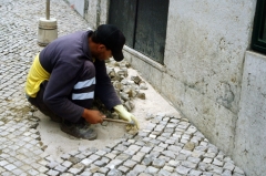 Процесс укладывания тротуарной плитки в Лиссабоне.