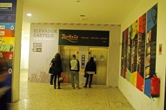 Бесплатные городские лифты между расположенных на разном уровне высоты районами Лиссабона - интересная особенность этого города.