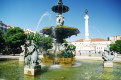 Один из фонтанов на площади Росиу.