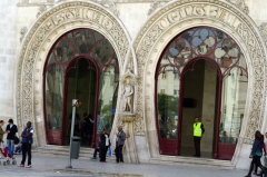 Подковообразные арки вокзала Росиу в Лиссабоне.