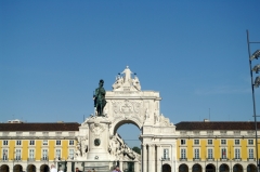 Площадь Коммерции в Лиссабоне. Памятник Жозе I на фоне триумфальной арки.