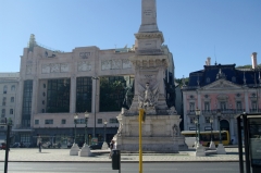Символические фигуры на обелиске в память о борцах за независимость Португалии на площади Рестаурадориш.