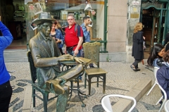 Памятник Фернанду Пессоа в Лиссабоне.