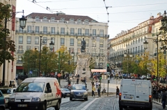 Площадь Камоэнса с памятником поэту.