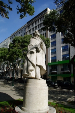 Лиссабон. Памятник Алмейду Гаррету.