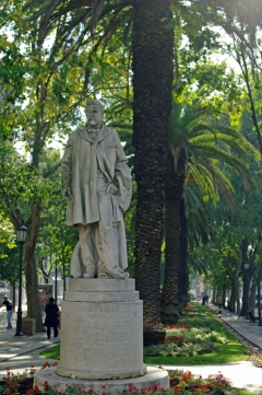 Лиссабон. Памятник Оливейру Мартенсу.
