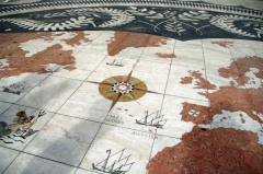 Карта у памятника первооткрывателям, рассказывающая об эпохе великих географических открытий.