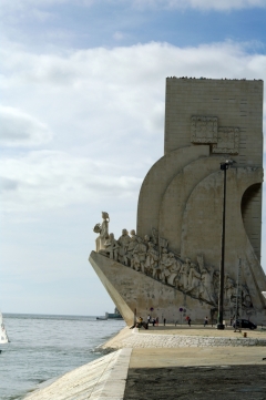 Памятник португальским первооткрывателям. Фигура Васко да Гама третья с носа корабля.