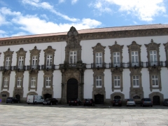 Город Порту. Гармоничное здание бывшего Епископского дворца.