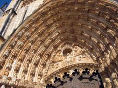 Искусная резьба по камню, украшение фасада монастыря Баталья.