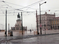 Редкий случай для Лиссабона - дождь на площади Коммерции.