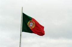 Флаг Португалии на стене Замка Святого Георгия в Лиссабоне.