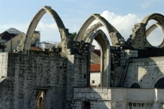 Руины церкви монастыря Карну. Оставлены в память о Великом лиссабонском землетрясении.