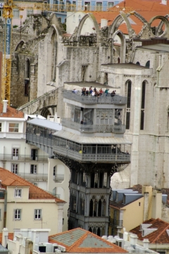 Лиссабон. Руины церкви Карму (Igreja do Carmo), которая была разрушена Великим землетрясением. Ниже виден известный лиссабонский лифт Санта Жушта.