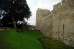 Лиссабон. Ров и стена крепости замка Святого Георгия.